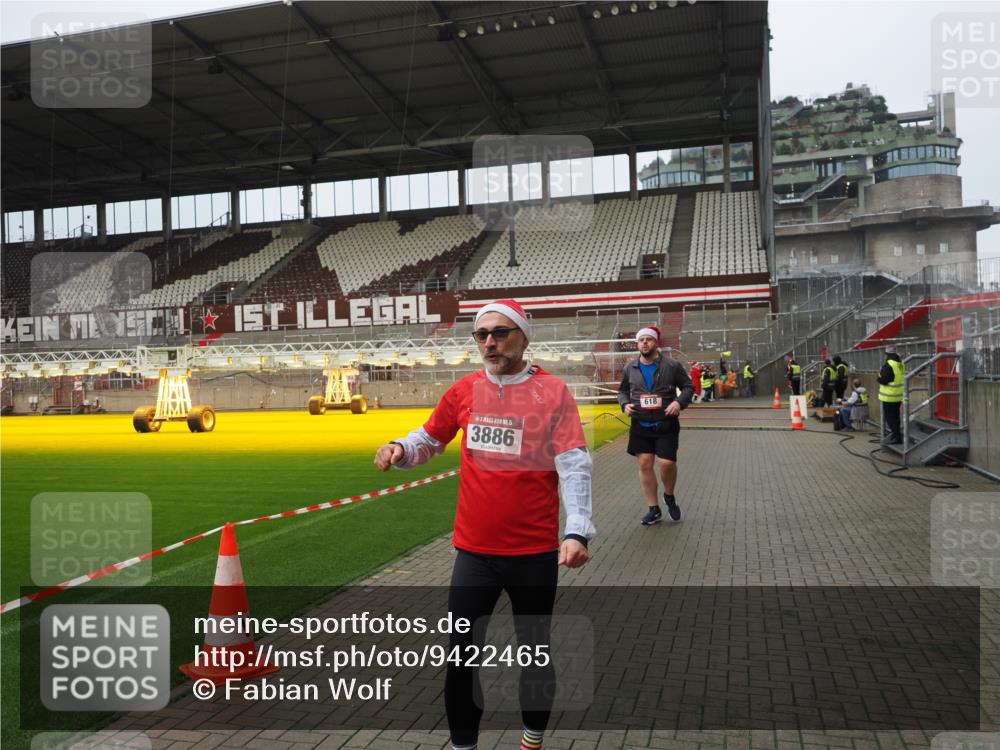 07.12.2025 - St. Pauli X-Mass-Run No. 15 Fabian Wolf http://msf.ph/oto/9422465 07.12.2025 11:52:30 Ziel 613, 618, 620, 627, 644, 3276, 3280, 3886 meine-sportfotos.de