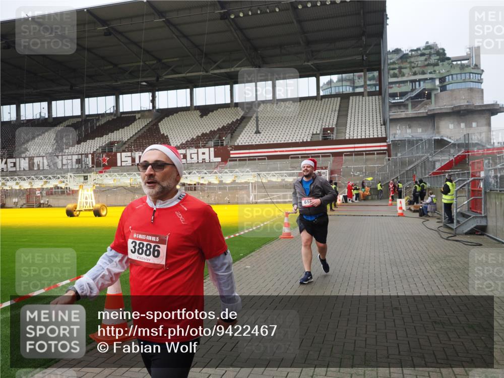 07.12.2025 - St. Pauli X-Mass-Run No. 15 Fabian Wolf http://msf.ph/oto/9422467 07.12.2025 11:52:31 Ziel 613, 618, 620, 627, 644, 3276, 3280, 3886 meine-sportfotos.de