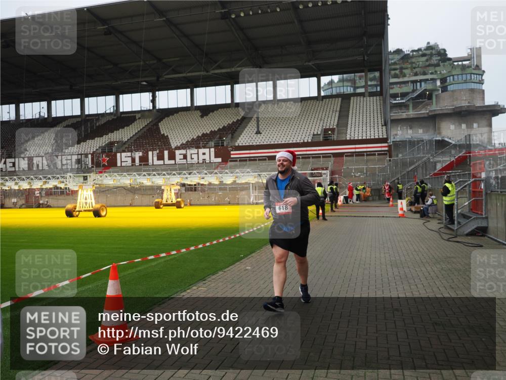 07.12.2025 - St. Pauli X-Mass-Run No. 15 Fabian Wolf http://msf.ph/oto/9422469 07.12.2025 11:52:31 Ziel 613, 618, 620, 627, 644, 3276, 3280, 3886 meine-sportfotos.de