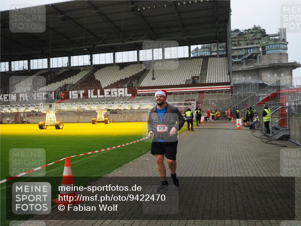07.12.2025 - St. Pauli X-Mass-Run No. 15 Fabian Wolf http://msf.ph/oto/9422470 07.12.2025 11:52:32 Ziel 613, 618, 620, 627, 644, 3276, 3280, 3886 meine-sportfotos.de