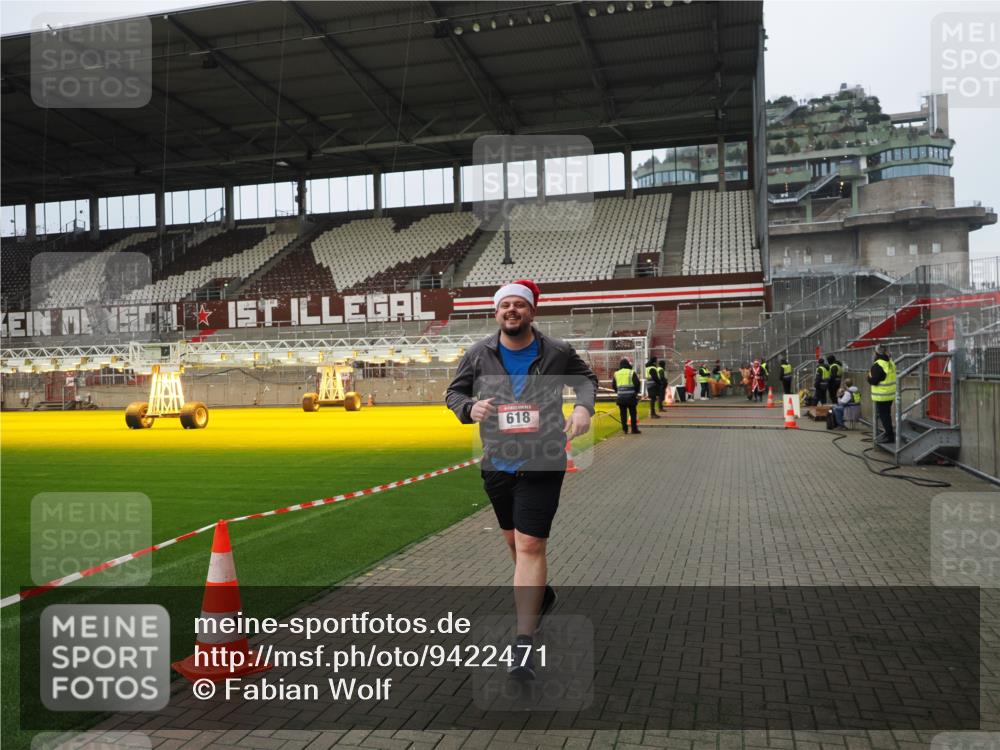 07.12.2025 - St. Pauli X-Mass-Run No. 15 Fabian Wolf http://msf.ph/oto/9422471 07.12.2025 11:52:32 Ziel 613, 618, 620, 627, 644, 3276, 3280, 3886 meine-sportfotos.de
