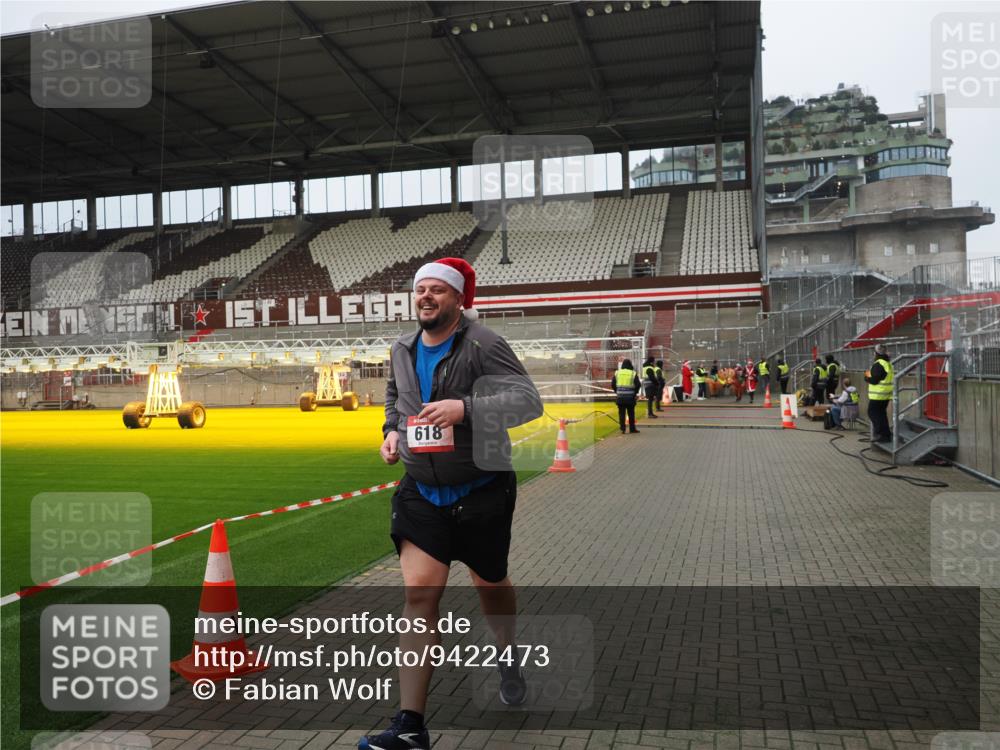 07.12.2025 - St. Pauli X-Mass-Run No. 15 Fabian Wolf http://msf.ph/oto/9422473 07.12.2025 11:52:32 Ziel 613, 618, 620, 627, 644, 3276, 3280, 3886 meine-sportfotos.de