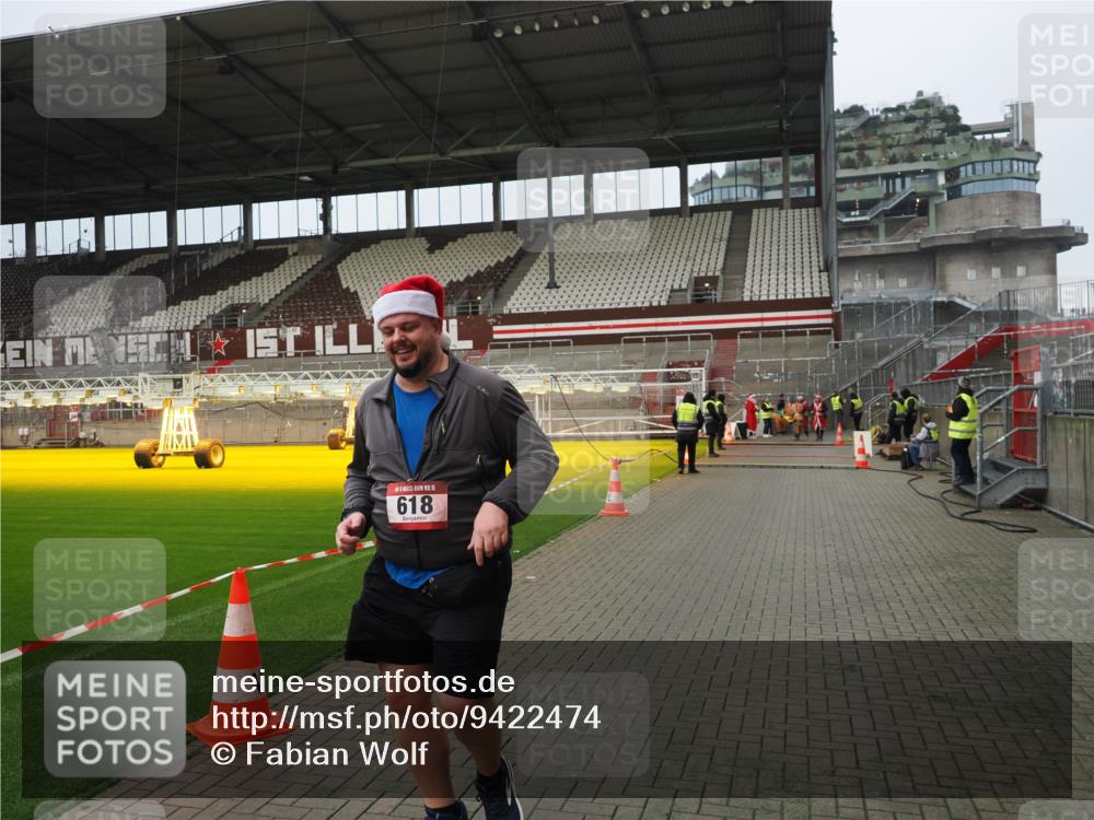 07.12.2025 - St. Pauli X-Mass-Run No. 15 Fabian Wolf http://msf.ph/oto/9422474 07.12.2025 11:52:32 Ziel 613, 618, 620, 627, 644, 3276, 3280, 3886 meine-sportfotos.de