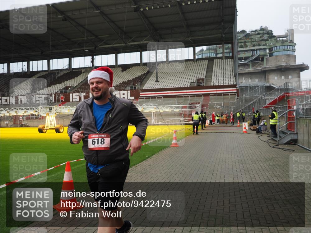 07.12.2025 - St. Pauli X-Mass-Run No. 15 Fabian Wolf http://msf.ph/oto/9422475 07.12.2025 11:52:33 Ziel 613, 618, 620, 644, 3276, 3280, 3886 meine-sportfotos.de