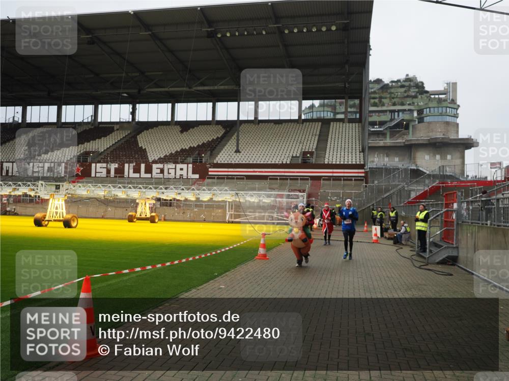 07.12.2025 - St. Pauli X-Mass-Run No. 15 Fabian Wolf http://msf.ph/oto/9422480 07.12.2025 11:52:41 Ziel 618, 982, 2862, 3886, 4612 meine-sportfotos.de