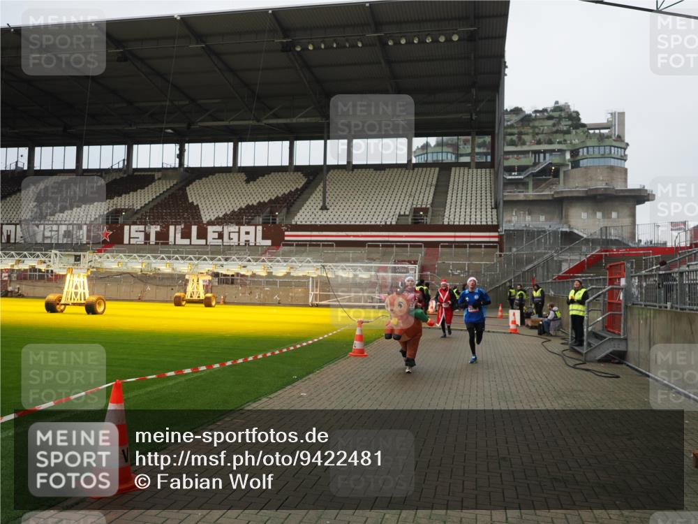 07.12.2025 - St. Pauli X-Mass-Run No. 15 Fabian Wolf http://msf.ph/oto/9422481 07.12.2025 11:52:41 Ziel 618, 982, 2862, 3886, 4612 meine-sportfotos.de