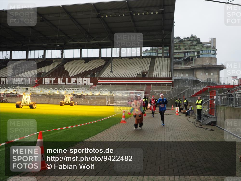 07.12.2025 - St. Pauli X-Mass-Run No. 15 Fabian Wolf http://msf.ph/oto/9422482 07.12.2025 11:52:41 Ziel 618, 982, 2862, 3886, 4612 meine-sportfotos.de