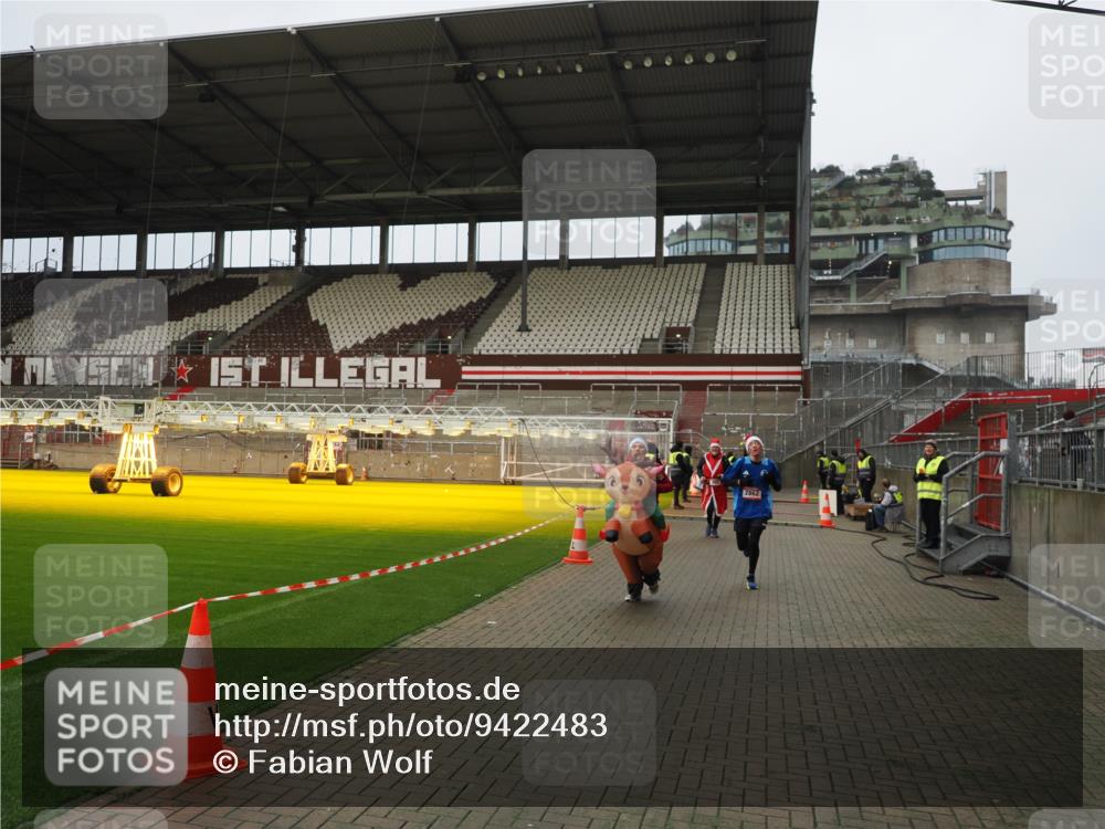 07.12.2025 - St. Pauli X-Mass-Run No. 15 Fabian Wolf http://msf.ph/oto/9422483 07.12.2025 11:52:42 Ziel 618, 982, 2862, 3886, 4612 meine-sportfotos.de