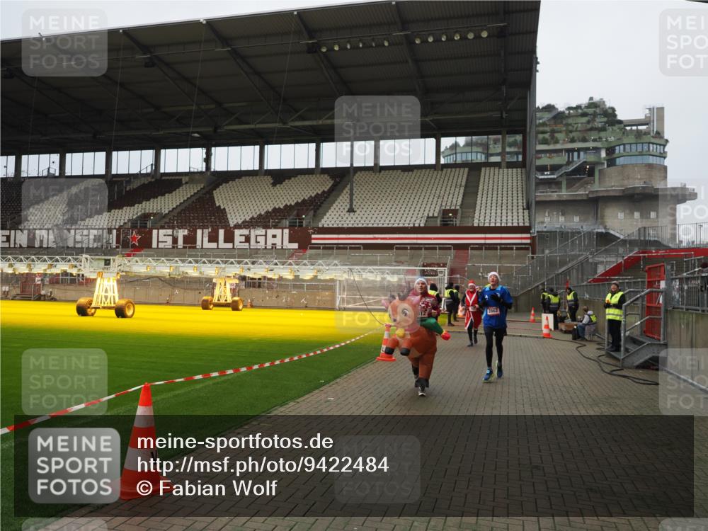 07.12.2025 - St. Pauli X-Mass-Run No. 15 Fabian Wolf http://msf.ph/oto/9422484 07.12.2025 11:52:42 Ziel 618, 982, 2862, 3886, 4612 meine-sportfotos.de