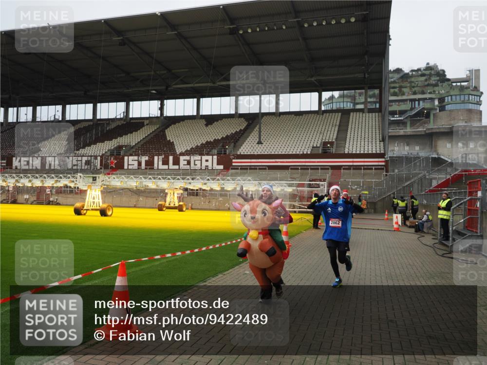 07.12.2025 - St. Pauli X-Mass-Run No. 15 Fabian Wolf http://msf.ph/oto/9422489 07.12.2025 11:52:43 Ziel 618, 982, 2862, 3886, 4612 meine-sportfotos.de