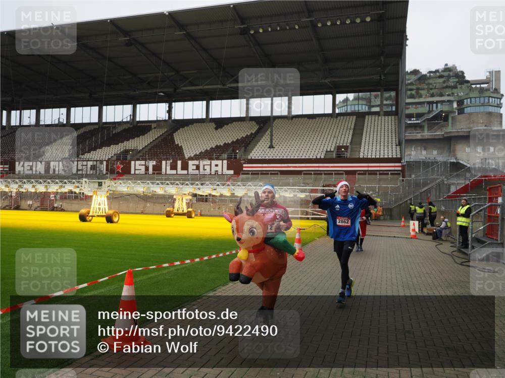 07.12.2025 - St. Pauli X-Mass-Run No. 15 Fabian Wolf http://msf.ph/oto/9422490 07.12.2025 11:52:43 Ziel 618, 982, 2862, 3886, 4612 meine-sportfotos.de