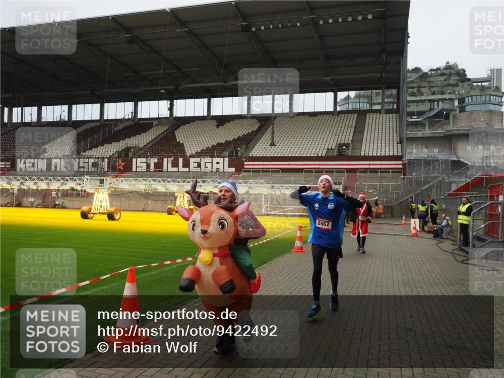 07.12.2025 - St. Pauli X-Mass-Run No. 15 Fabian Wolf http://msf.ph/oto/9422492 07.12.2025 11:52:43 Ziel 618, 982, 2862, 3886, 4612 meine-sportfotos.de