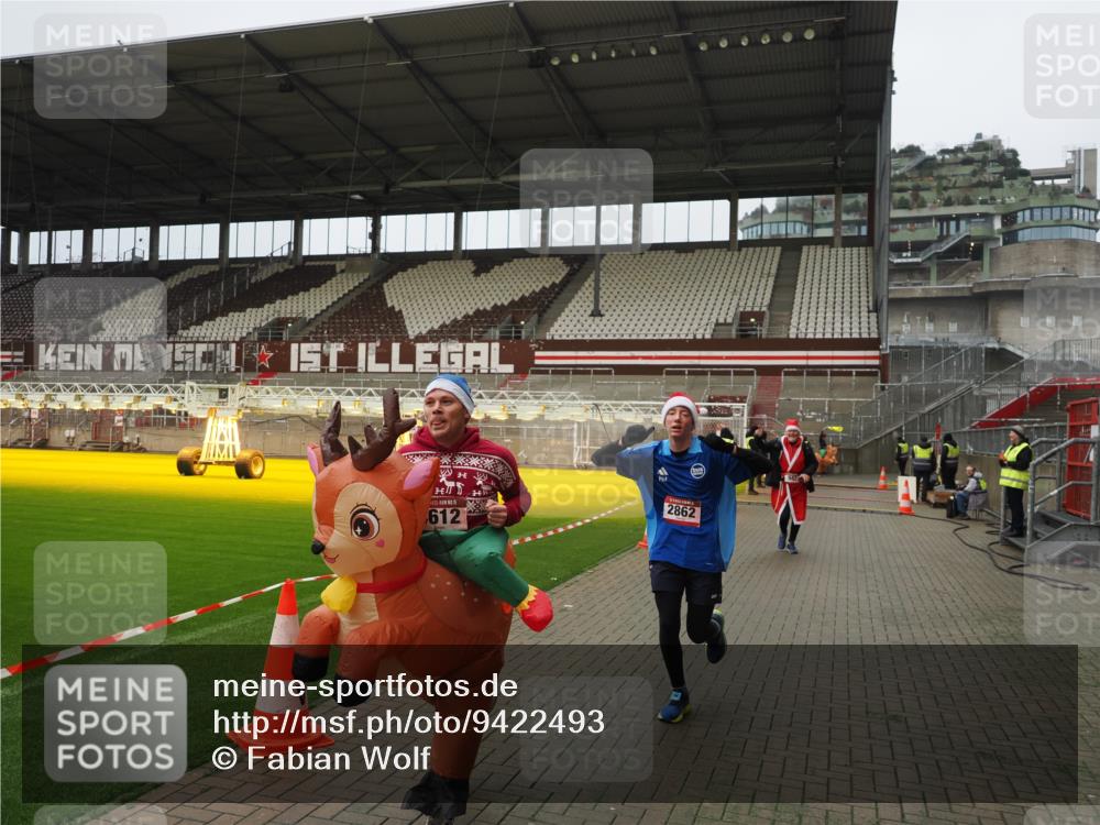07.12.2025 - St. Pauli X-Mass-Run No. 15 Fabian Wolf http://msf.ph/oto/9422493 07.12.2025 11:52:44 Ziel 982, 2862, 4612 meine-sportfotos.de