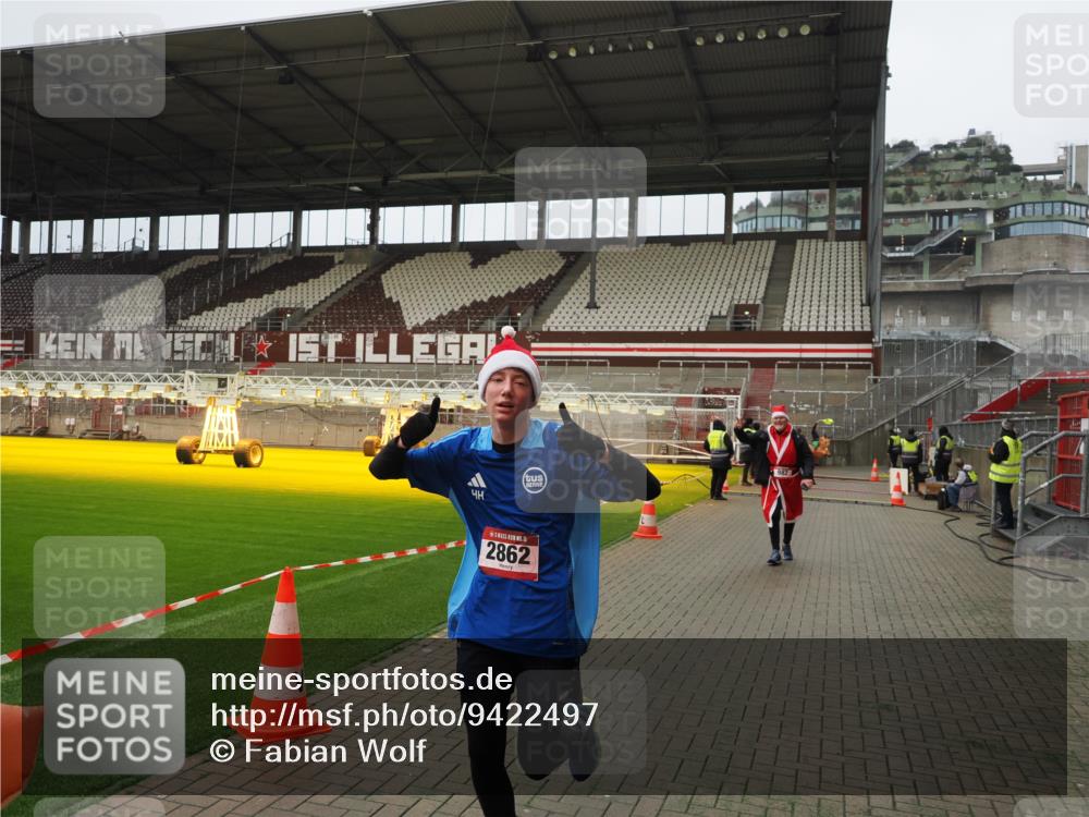 07.12.2025 - St. Pauli X-Mass-Run No. 15 Fabian Wolf http://msf.ph/oto/9422497 07.12.2025 11:52:44 Ziel 982, 2862, 4612 meine-sportfotos.de