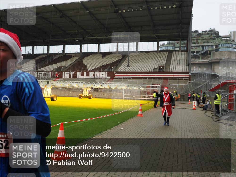 07.12.2025 - St. Pauli X-Mass-Run No. 15 Fabian Wolf http://msf.ph/oto/9422500 07.12.2025 11:52:45 Ziel 982, 2862, 4612 meine-sportfotos.de