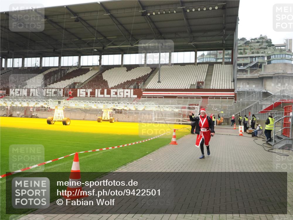 07.12.2025 - St. Pauli X-Mass-Run No. 15 Fabian Wolf http://msf.ph/oto/9422501 07.12.2025 11:52:45 Ziel 982, 2862, 4612 meine-sportfotos.de
