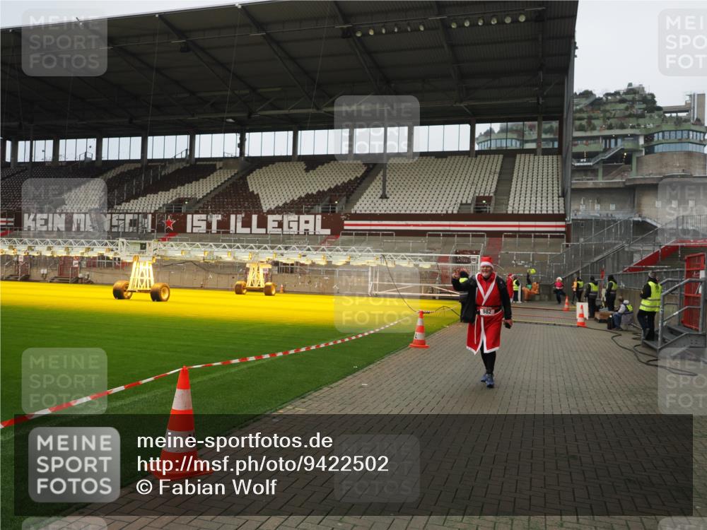 07.12.2025 - St. Pauli X-Mass-Run No. 15 Fabian Wolf http://msf.ph/oto/9422502 07.12.2025 11:52:45 Ziel 982, 2862, 4612 meine-sportfotos.de