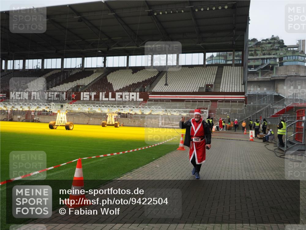 07.12.2025 - St. Pauli X-Mass-Run No. 15 Fabian Wolf http://msf.ph/oto/9422504 07.12.2025 11:52:46 Ziel 982, 2862, 4612 meine-sportfotos.de