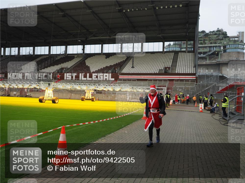 07.12.2025 - St. Pauli X-Mass-Run No. 15 Fabian Wolf http://msf.ph/oto/9422505 07.12.2025 11:52:47 Ziel 982, 2862, 4612 meine-sportfotos.de