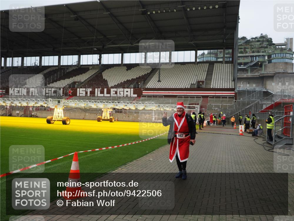 07.12.2025 - St. Pauli X-Mass-Run No. 15 Fabian Wolf http://msf.ph/oto/9422506 07.12.2025 11:52:47 Ziel 982, 2862, 4612 meine-sportfotos.de