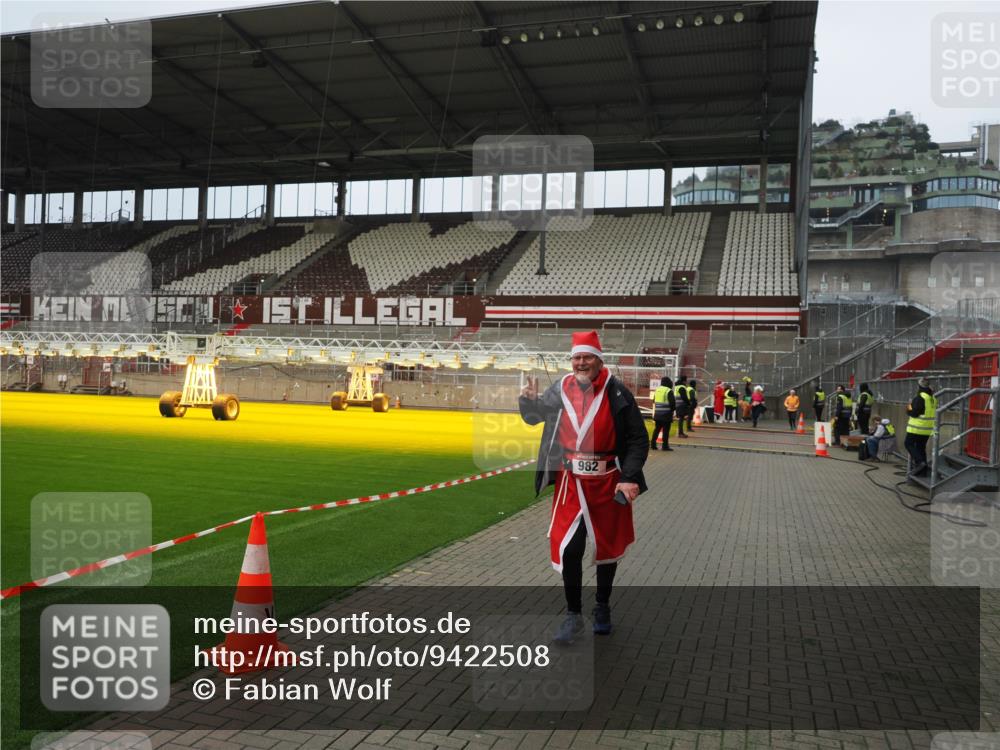07.12.2025 - St. Pauli X-Mass-Run No. 15 Fabian Wolf http://msf.ph/oto/9422508 07.12.2025 11:52:47 Ziel 982, 2862, 4612 meine-sportfotos.de