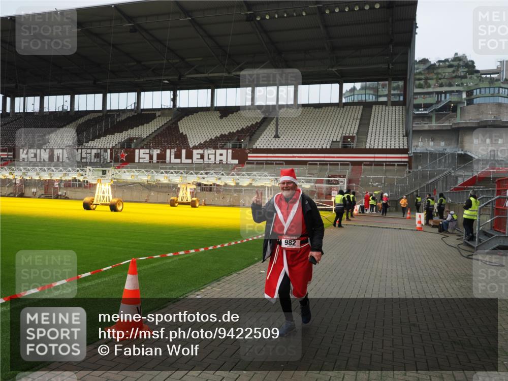 07.12.2025 - St. Pauli X-Mass-Run No. 15 Fabian Wolf http://msf.ph/oto/9422509 07.12.2025 11:52:47 Ziel 982, 2862, 4612 meine-sportfotos.de