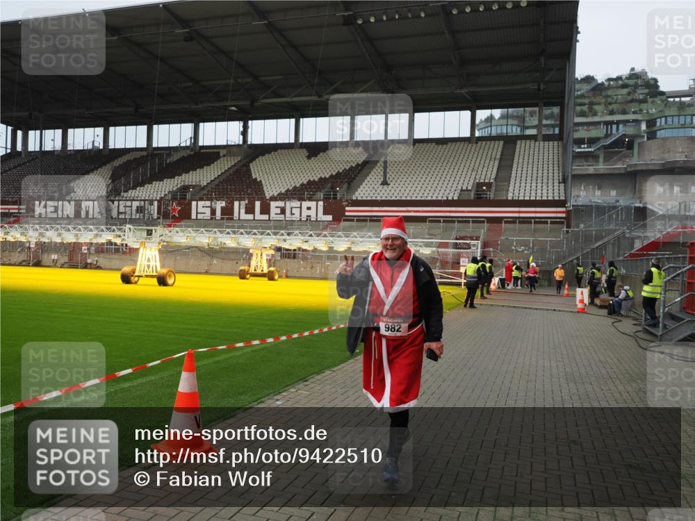 07.12.2025 - St. Pauli X-Mass-Run No. 15 Fabian Wolf http://msf.ph/oto/9422510 07.12.2025 11:52:48 Ziel 982, 2862, 4612 meine-sportfotos.de