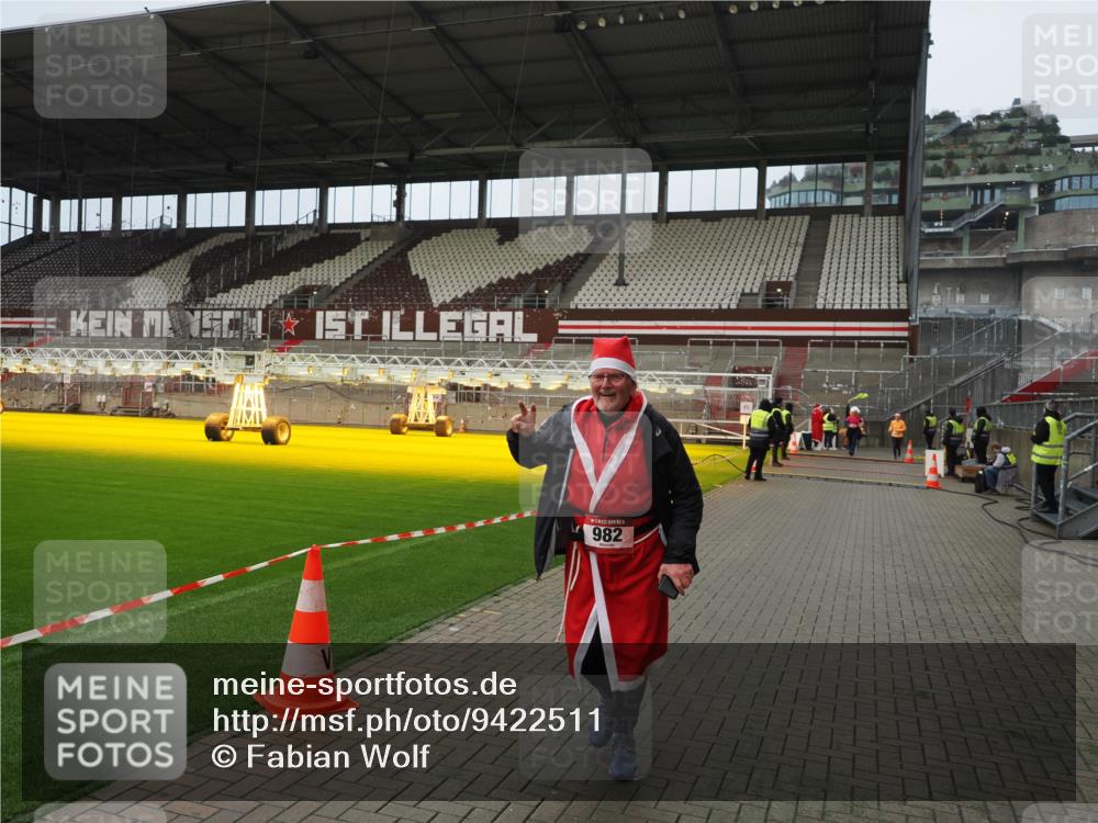 07.12.2025 - St. Pauli X-Mass-Run No. 15 Fabian Wolf http://msf.ph/oto/9422511 07.12.2025 11:52:48 Ziel 982, 2862, 4612 meine-sportfotos.de