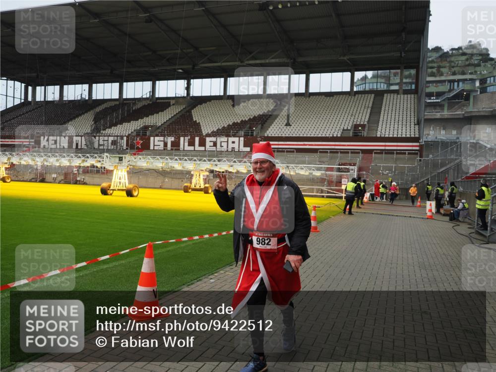 07.12.2025 - St. Pauli X-Mass-Run No. 15 Fabian Wolf http://msf.ph/oto/9422512 07.12.2025 11:52:48 Ziel 982, 2862, 4612 meine-sportfotos.de