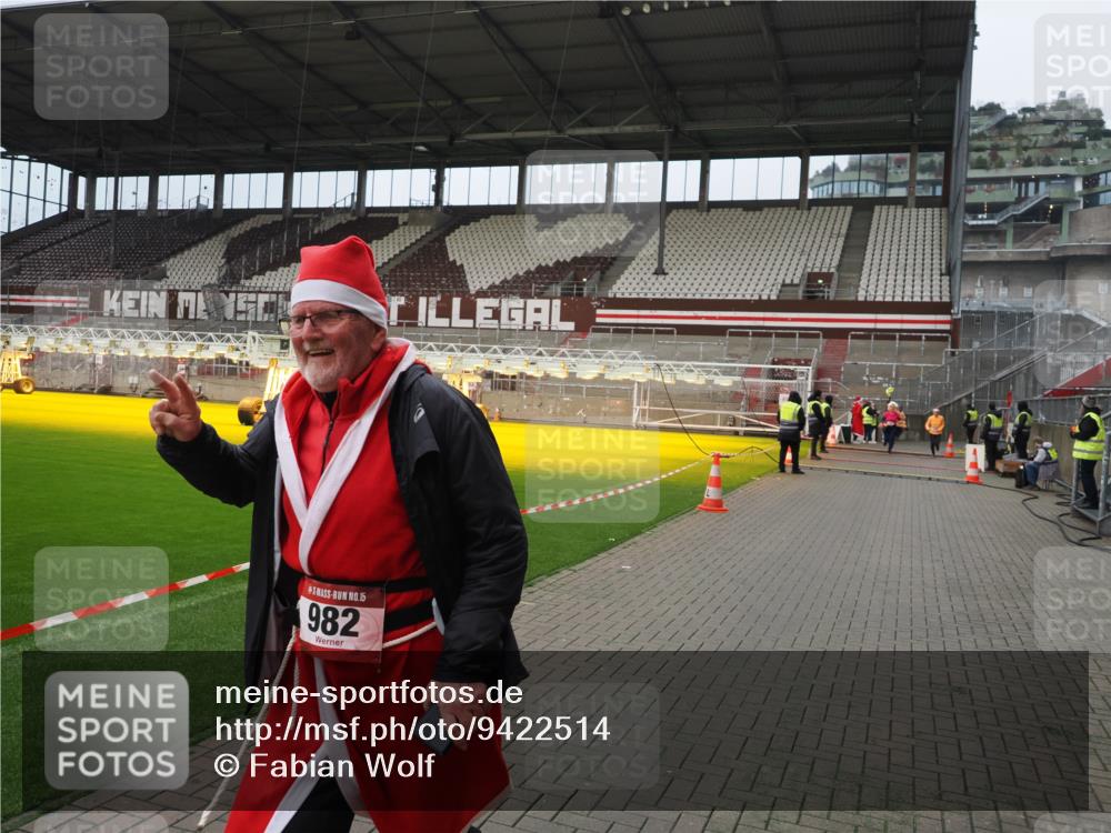 07.12.2025 - St. Pauli X-Mass-Run No. 15 Fabian Wolf http://msf.ph/oto/9422514 07.12.2025 11:52:49 Ziel 982, 2862, 4612 meine-sportfotos.de