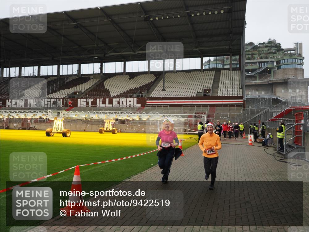 07.12.2025 - St. Pauli X-Mass-Run No. 15 Fabian Wolf http://msf.ph/oto/9422519 07.12.2025 11:52:58 Ziel 1467, 1592, 1803, 2862, 3749, 3750 meine-sportfotos.de