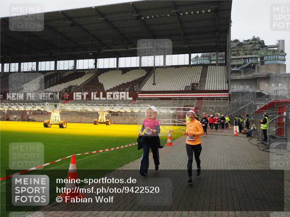 07.12.2025 - St. Pauli X-Mass-Run No. 15 Fabian Wolf http://msf.ph/oto/9422520 07.12.2025 11:52:58 Ziel 1467, 1592, 1803, 2862, 3749, 3750 meine-sportfotos.de