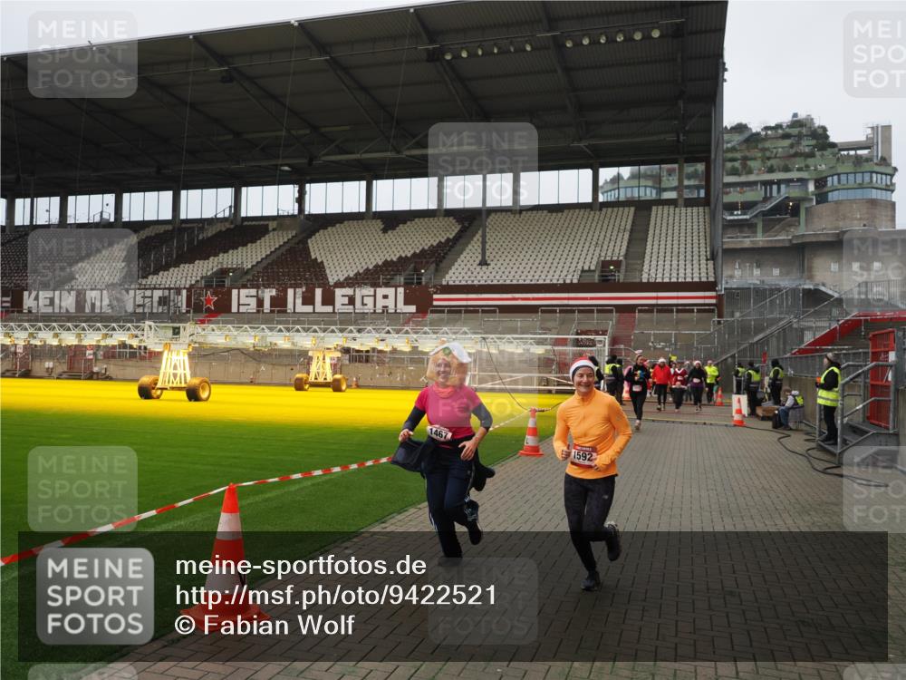 07.12.2025 - St. Pauli X-Mass-Run No. 15 Fabian Wolf http://msf.ph/oto/9422521 07.12.2025 11:52:59 Ziel 1467, 1592, 1803, 2862, 3749, 3750 meine-sportfotos.de