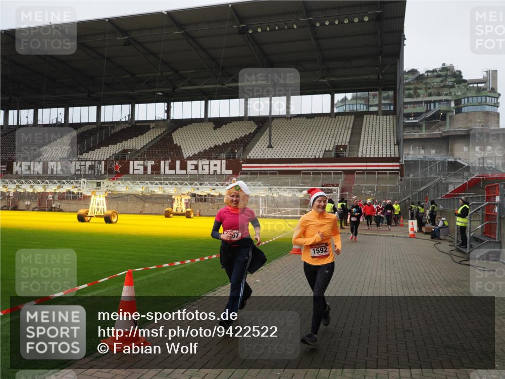 07.12.2025 - St. Pauli X-Mass-Run No. 15 Fabian Wolf http://msf.ph/oto/9422522 07.12.2025 11:52:59 Ziel 1467, 1592, 1803, 2862, 3749, 3750 meine-sportfotos.de