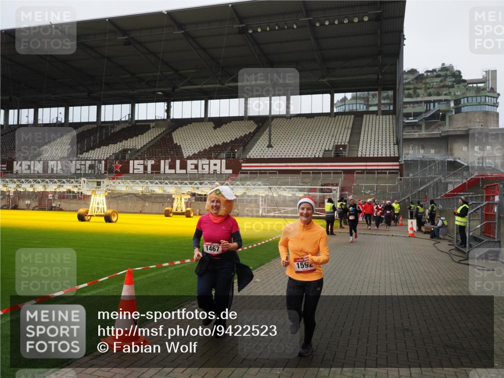 07.12.2025 - St. Pauli X-Mass-Run No. 15 Fabian Wolf http://msf.ph/oto/9422523 07.12.2025 11:52:59 Ziel 1467, 1592, 1803, 2862, 3749, 3750 meine-sportfotos.de