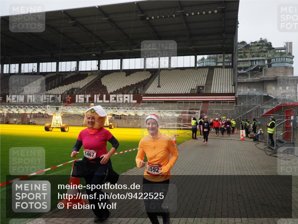 07.12.2025 - St. Pauli X-Mass-Run No. 15 Fabian Wolf http://msf.ph/oto/9422525 07.12.2025 11:52:59 Ziel 1467, 1592, 1803, 2862, 3749, 3750 meine-sportfotos.de