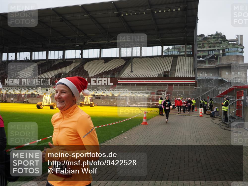 07.12.2025 - St. Pauli X-Mass-Run No. 15 Fabian Wolf http://msf.ph/oto/9422528 07.12.2025 11:53:00 Ziel 1467, 1592, 1803, 3006, 3749, 3750 meine-sportfotos.de