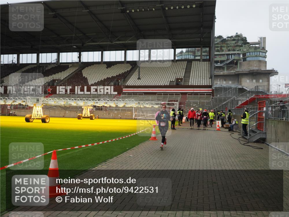 07.12.2025 - St. Pauli X-Mass-Run No. 15 Fabian Wolf http://msf.ph/oto/9422531 07.12.2025 11:53:01 Ziel 104, 1467, 1592, 1803, 2966, 3006, 3749, 3750 meine-sportfotos.de