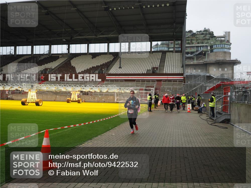 07.12.2025 - St. Pauli X-Mass-Run No. 15 Fabian Wolf http://msf.ph/oto/9422532 07.12.2025 11:53:02 Ziel 104, 1238, 1239, 1467, 1592, 1803, 2966, 3006, 3355, 3749, 3750 meine-sportfotos.de
