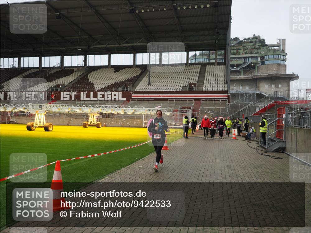 07.12.2025 - St. Pauli X-Mass-Run No. 15 Fabian Wolf http://msf.ph/oto/9422533 07.12.2025 11:53:02 Ziel 104, 1238, 1239, 1467, 1592, 1803, 2966, 3006, 3355, 3749, 3750 meine-sportfotos.de