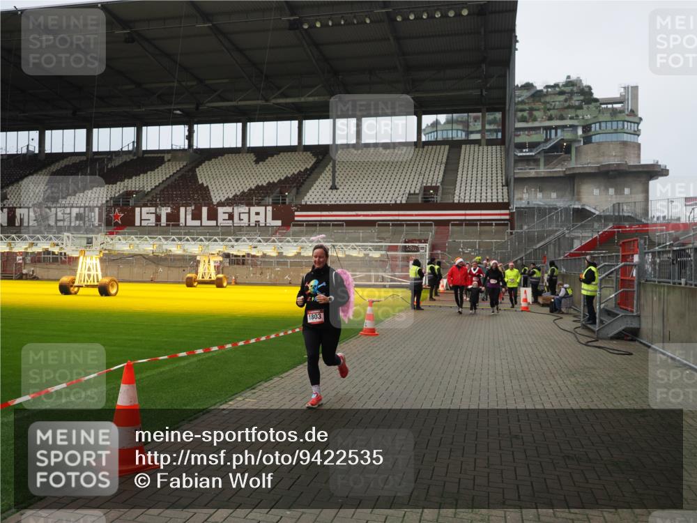 07.12.2025 - St. Pauli X-Mass-Run No. 15 Fabian Wolf http://msf.ph/oto/9422535 07.12.2025 11:53:02 Ziel 104, 1238, 1239, 1467, 1592, 1803, 2966, 3006, 3355, 3749, 3750 meine-sportfotos.de