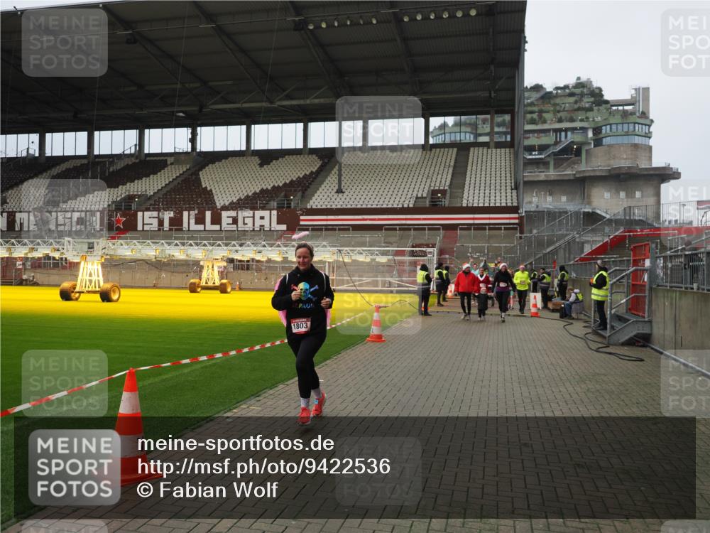 07.12.2025 - St. Pauli X-Mass-Run No. 15 Fabian Wolf http://msf.ph/oto/9422536 07.12.2025 11:53:03 Ziel 104, 1238, 1239, 1467, 1592, 1803, 2735, 2966, 3006, 3355, 3356, 3749, 3750 meine-sportfotos.de