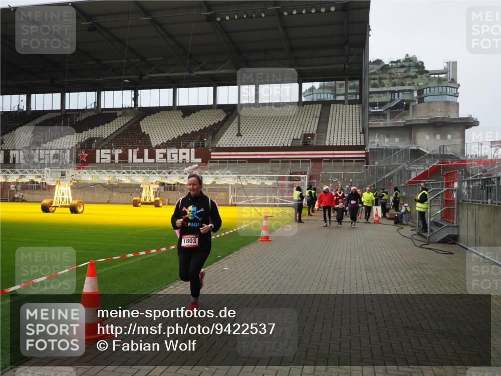 07.12.2025 - St. Pauli X-Mass-Run No. 15 Fabian Wolf http://msf.ph/oto/9422537 07.12.2025 11:53:03 Ziel 104, 1238, 1239, 1467, 1592, 1803, 2735, 2966, 3006, 3355, 3356, 3749, 3750 meine-sportfotos.de