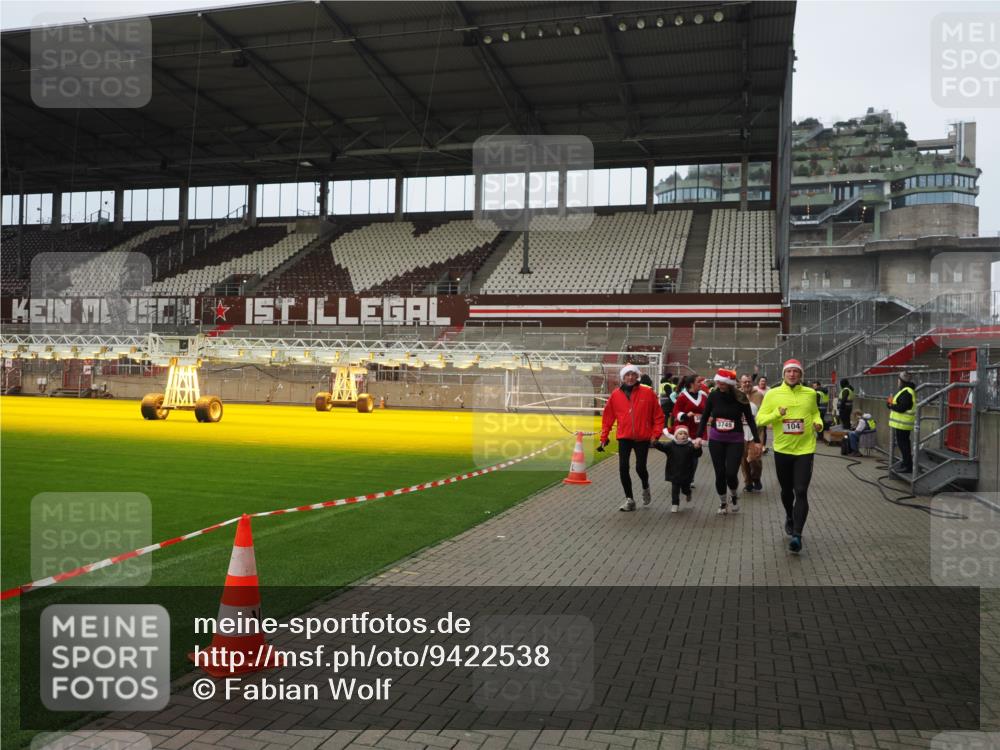 07.12.2025 - St. Pauli X-Mass-Run No. 15 Fabian Wolf http://msf.ph/oto/9422538 07.12.2025 11:53:07 Ziel 104, 1238, 1239, 1289, 1290, 1467, 1592, 1803, 2685, 2735, 2966, 3006, 3355, 3356, 3749, 3750 meine-sportfotos.de