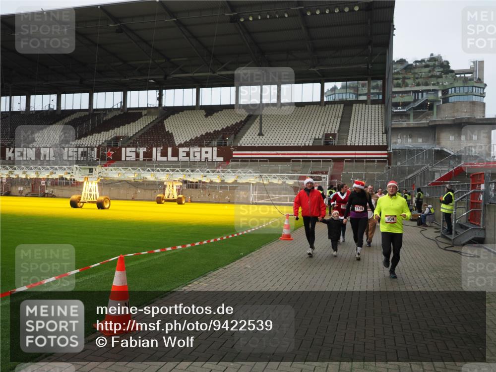 07.12.2025 - St. Pauli X-Mass-Run No. 15 Fabian Wolf http://msf.ph/oto/9422539 07.12.2025 11:53:07 Ziel 104, 1238, 1239, 1289, 1290, 1467, 1592, 1803, 2685, 2735, 2966, 3006, 3355, 3356, 3749, 3750 meine-sportfotos.de