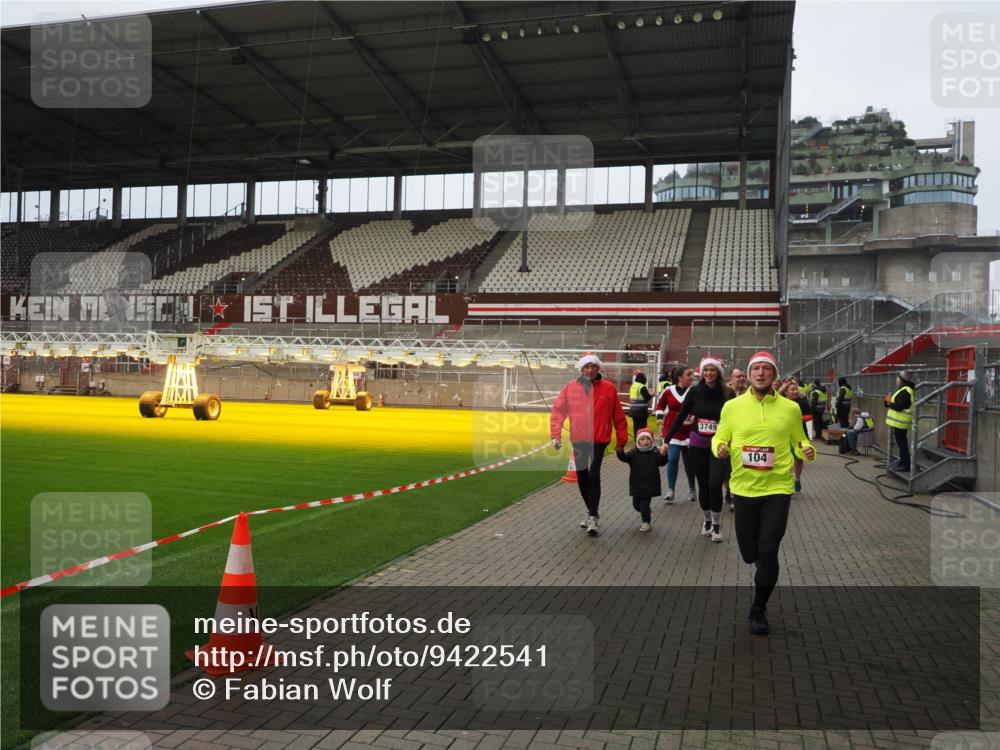 07.12.2025 - St. Pauli X-Mass-Run No. 15 Fabian Wolf http://msf.ph/oto/9422541 07.12.2025 11:53:08 Ziel 104, 524, 1238, 1239, 1289, 1290, 1467, 1592, 1803, 2685, 2735, 2966, 3006, 3355, 3356, 3749, 3750 meine-sportfotos.de