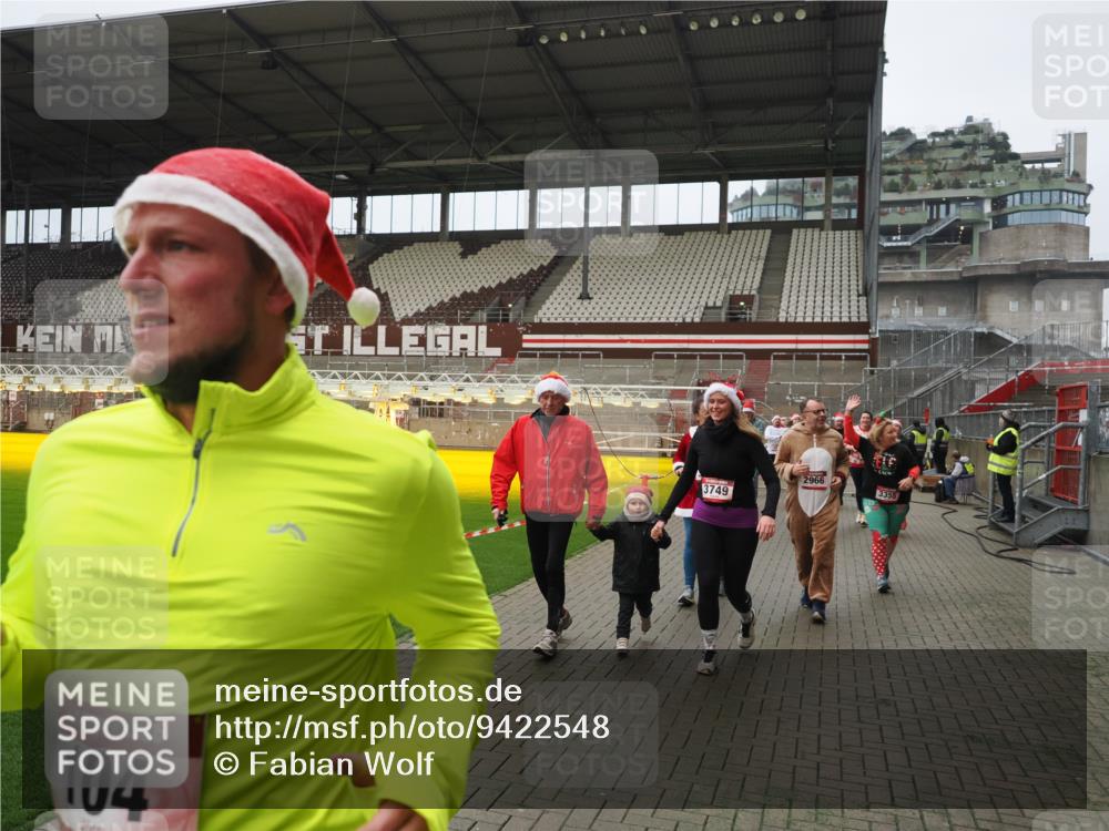 07.12.2025 - St. Pauli X-Mass-Run No. 15 Fabian Wolf http://msf.ph/oto/9422548 07.12.2025 11:53:09 Ziel 104, 524, 1238, 1239, 1289, 1290, 1467, 1592, 1803, 2685, 2735, 2966, 3006, 3355, 3356, 3749, 3750 meine-sportfotos.de