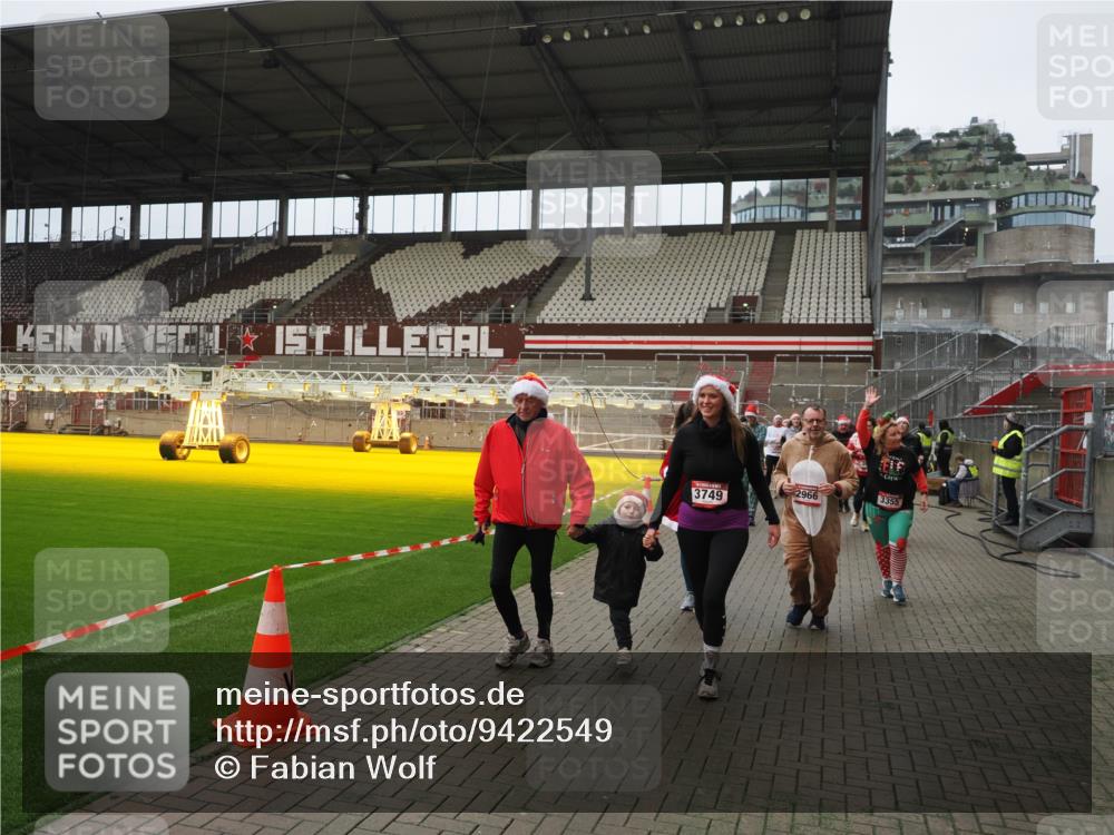 07.12.2025 - St. Pauli X-Mass-Run No. 15 Fabian Wolf http://msf.ph/oto/9422549 07.12.2025 11:53:10 Ziel 104, 524, 1238, 1239, 1289, 1290, 1467, 1592, 1803, 2685, 2735, 2966, 3006, 3355, 3356, 3749, 3750 meine-sportfotos.de