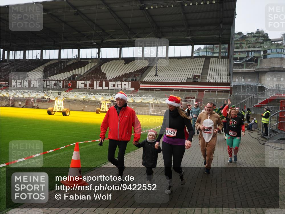07.12.2025 - St. Pauli X-Mass-Run No. 15 Fabian Wolf http://msf.ph/oto/9422552 07.12.2025 11:53:10 Ziel 104, 524, 1238, 1239, 1289, 1290, 1467, 1592, 1803, 2685, 2735, 2966, 3006, 3355, 3356, 3749, 3750 meine-sportfotos.de