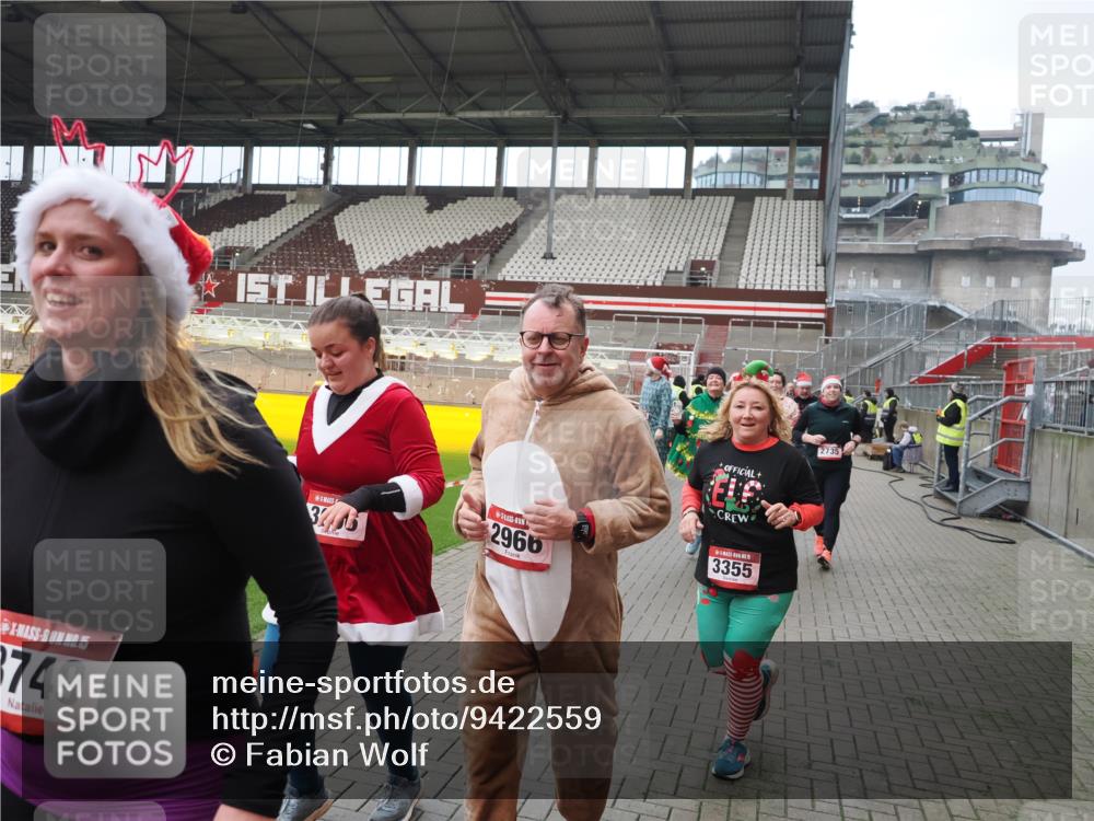 07.12.2025 - St. Pauli X-Mass-Run No. 15 Fabian Wolf http://msf.ph/oto/9422559 07.12.2025 11:53:12 Ziel 104, 524, 1238, 1239, 1289, 1290, 1803, 2685, 2735, 2966, 3006, 3355, 3356, 3749, 3750, 4248 meine-sportfotos.de
